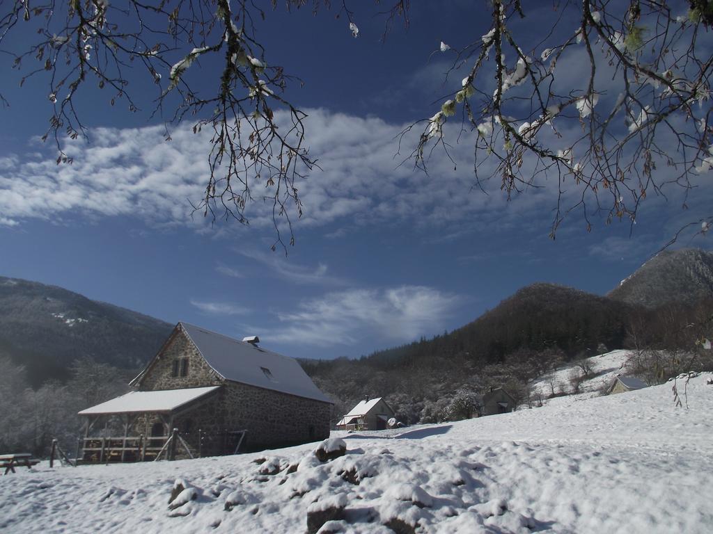 Les Chalets De La Foret D'Issaux Osse-en-Aspe Экстерьер фото